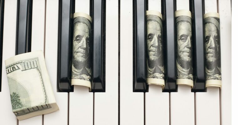 Dollarsedlar på pianotangenter